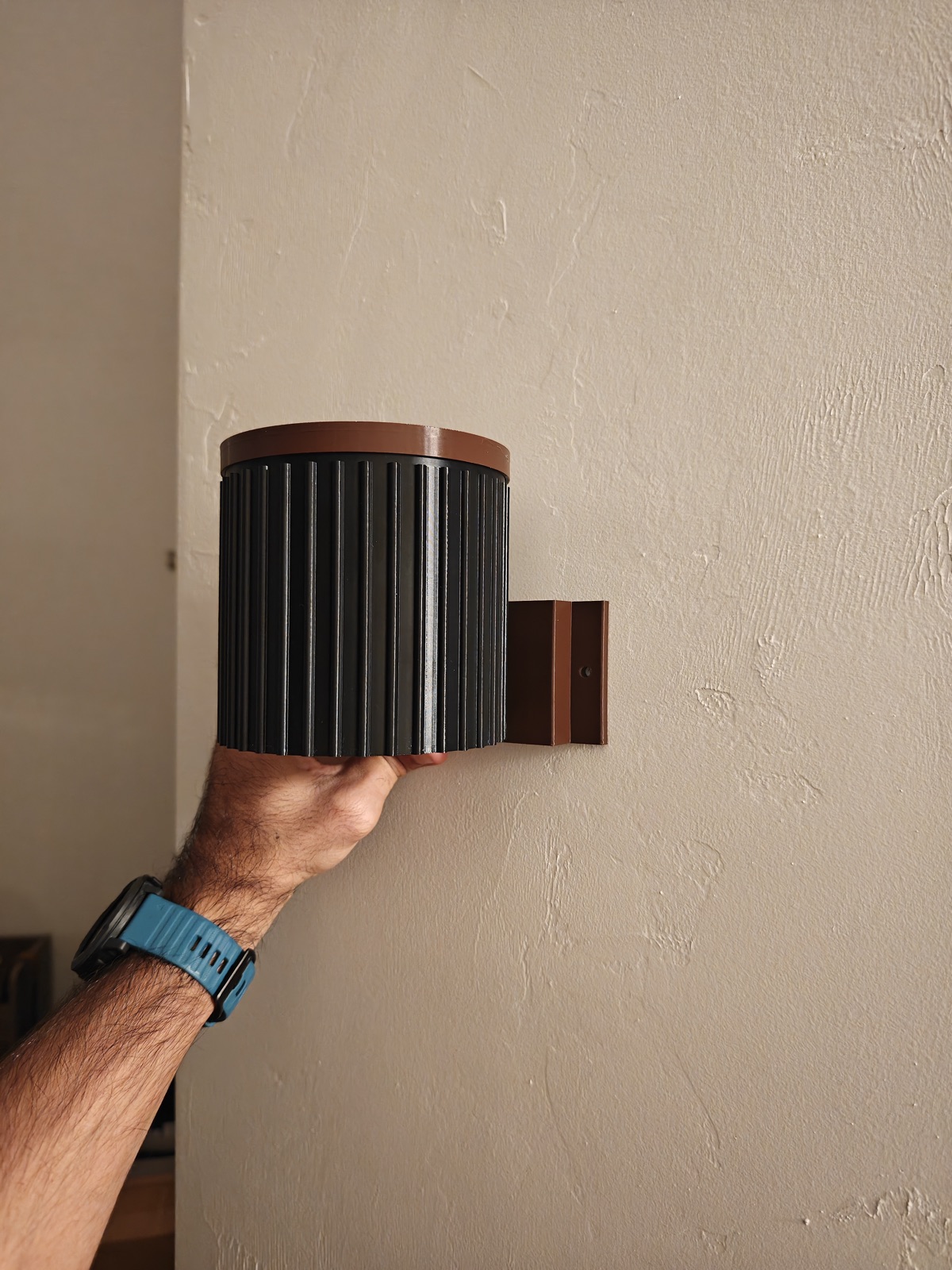 Deodorizer holder with lid mounted on the wall bracket